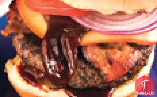 텍사스 바베큐 소스를 곁들인 커피 러빙 치즈 버거