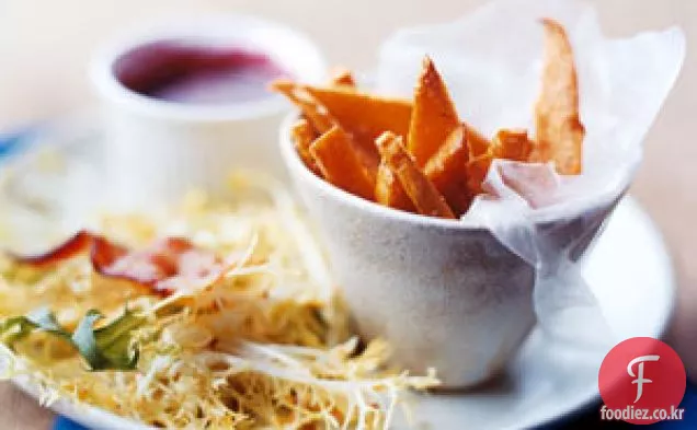 크랜베리 젤로 Frisée 샐러드,호박,감자 튀김,따뜻한 베이컨