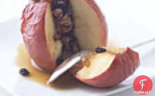 말린 과일과 피칸으로 채워진 구운 사과