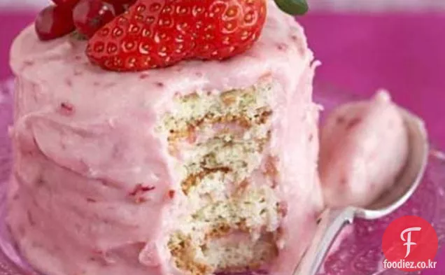 딸기 버터 크림과 레이어 케이크