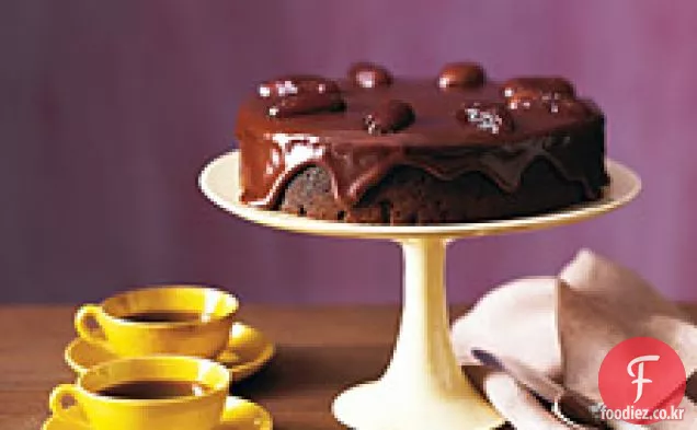 초콜릿 끈적 끈적한 토피 유약을 곁들인 초콜릿 데이트 케이크