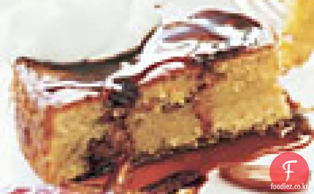 올리브 오일 케이크와 쿠스쿠스 크림 fraîche 날짜와 시럽