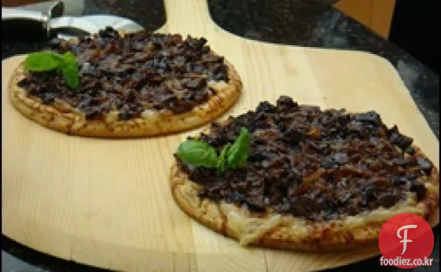 부드러운 스프레드로 요리:캐러멜 처리 된 양파 및 무화과 미니 피자