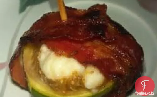염소 치즈,피칸,베이컨을 곁들인 무화과