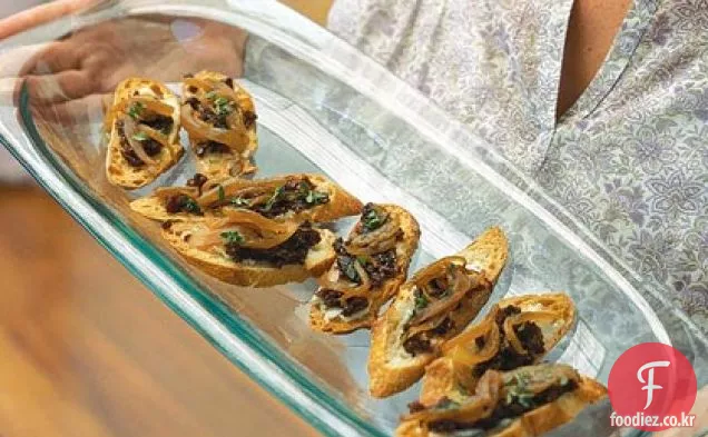 고르곤 졸라,캐러멜 양파,무화과 잼을 곁들인 크로 티니