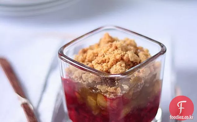 구운 카라멜 무화과,딸기 및 사과 컴포트 베린