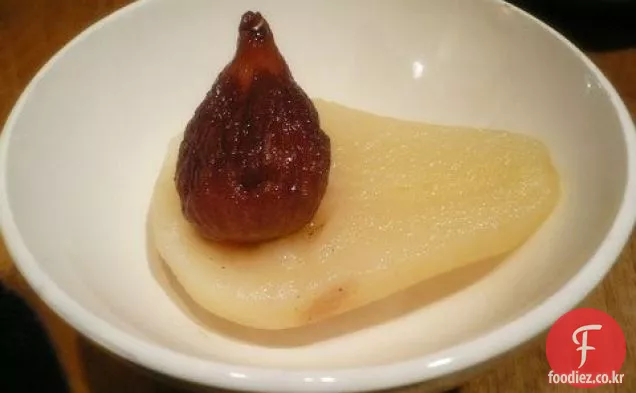 데친 매운 무화과를 곁들인 데친 배