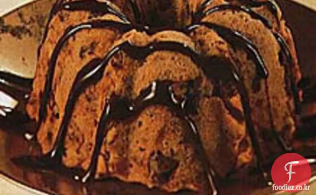 프란 젤리코 초콜릿 소스를 곁들인 이탈리아 과일 케이크