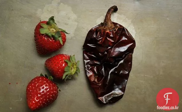 칠레와 함께 보존 된 딸기
