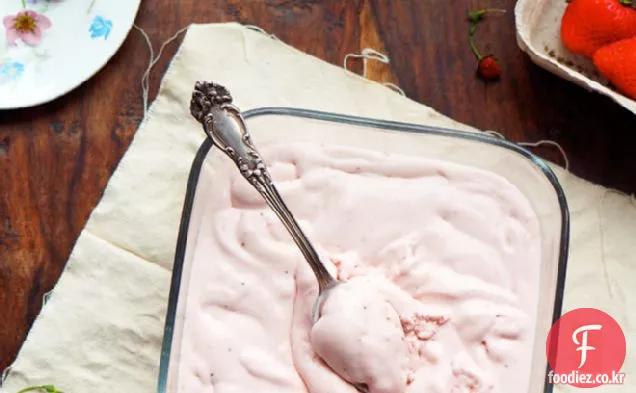 구운 딸기 버터 밀크 아이스크림