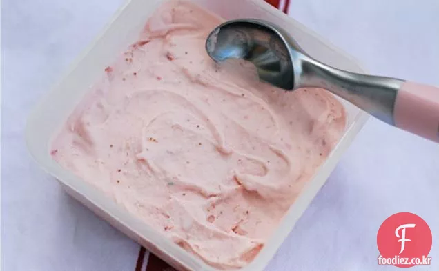 구운 딸기 케익 아이스크림