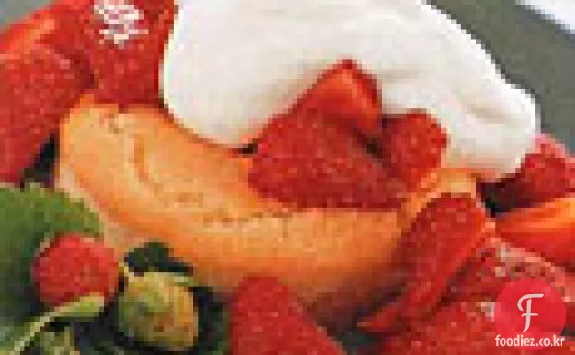 바닐라 오렌지 시럽을 곁들인 딸기 쇼트 케이크