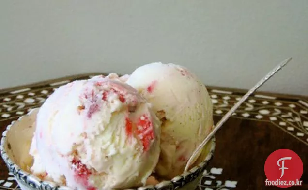 딸기 소용돌이 아이스크림