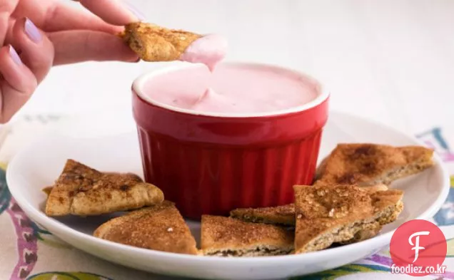 계피 설탕 피타 칩과 딸기 치즈 케이크 딥