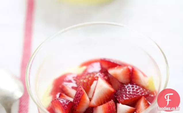 딸기와 바닐라 맛의 커스터드 베리