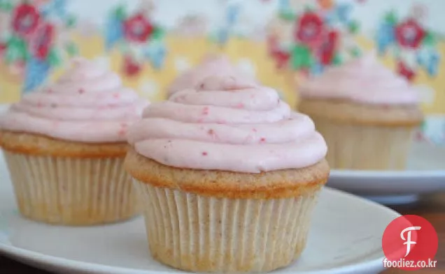 딸기 크림 치즈 설탕 프로 스팅과 딸기 컵 케이크