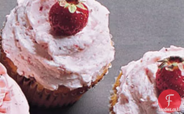 딸기 버터 크림과 딸기 컵 케이크