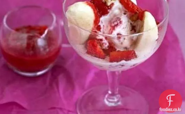 딸기 소스를 곁들인 딸기 아이스크림