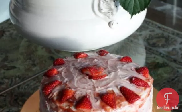 딸기 크림 설탕을 입힌 바닐라 케이크