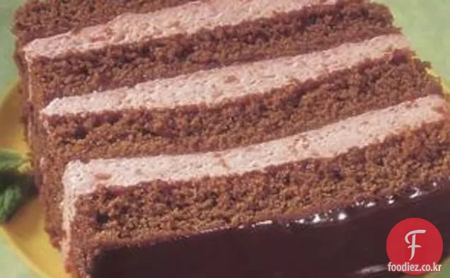 초콜릿 딸기 휘핑 크림 케이크