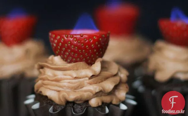 불타는 딸기와 초콜릿 컵 케이크
