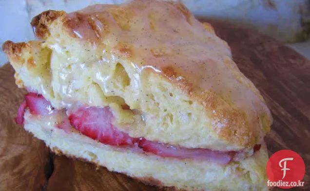 바닐라 콩 유약을 곁들인 딸기 쇼트 케이크 스콘