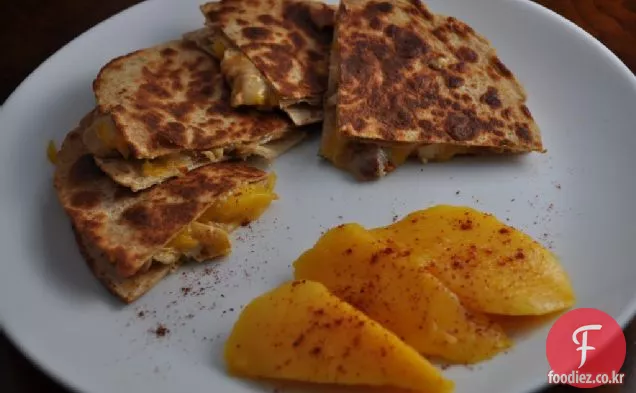 칠리 망고 치킨 퀘사 디아
