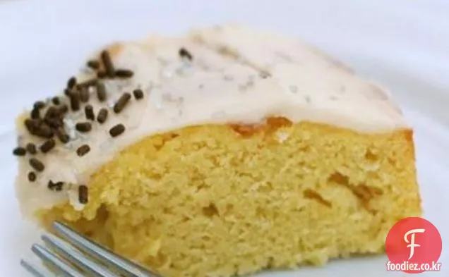 바닐라 콩 설탕을 입힌 바닐라 생일 케이크