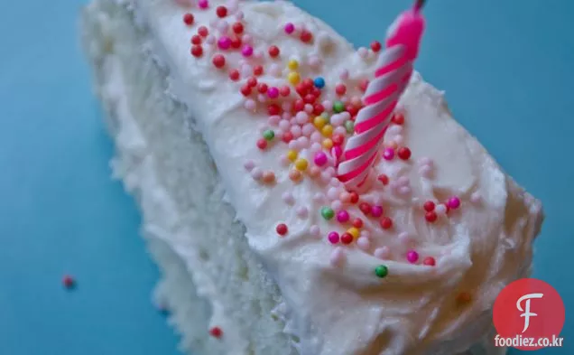 구식 바닐라 버터 크림과 바닐라 생일 케이크