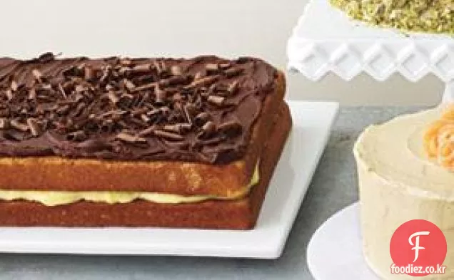 생과자 크림 충전물과 초콜렛 가나슈를 가진 노란 케이크
