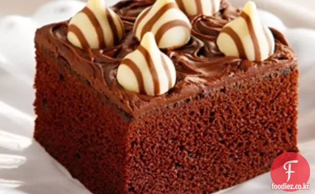 허쉬의 포옹과 키스 사탕 초콜릿 케이크