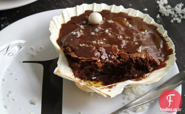 하프 쉘에 바다 소금&올리브 오일 초콜릿 케이크