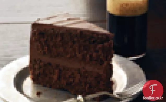 초콜릿 설탕을 입힌 초콜릿 스타우트 레이어 케이크