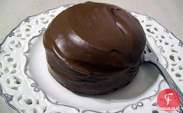 찻잔에 마법의 초콜릿 칩 케이크