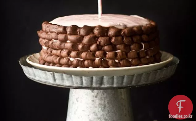 딸기 크림 치즈 설탕 프로 스팅과 공짜와 초콜릿 블랙 아웃 케이크
