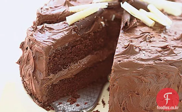 사워 크림 초콜릿 레이어 케이크