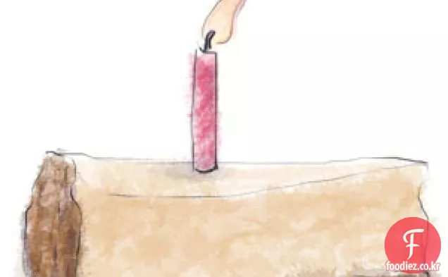 뜨거운 토피 사과 소스를 곁들인 계피 피칸 바닐라 치즈 케이크