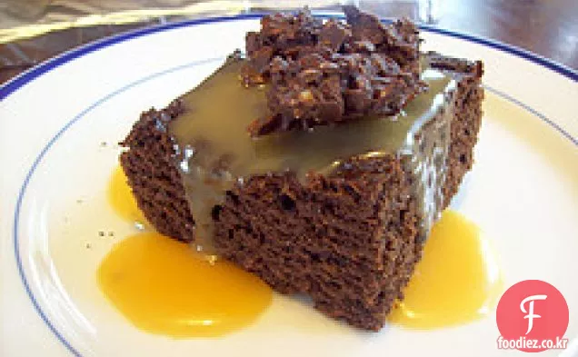 꿀 카라멜 소스와 초콜릿 덮여 초콜릿 케이크