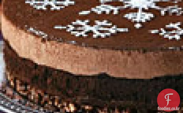 헤이즐넛 크런치 크러스트와 밀크 초콜릿 무스 케이크