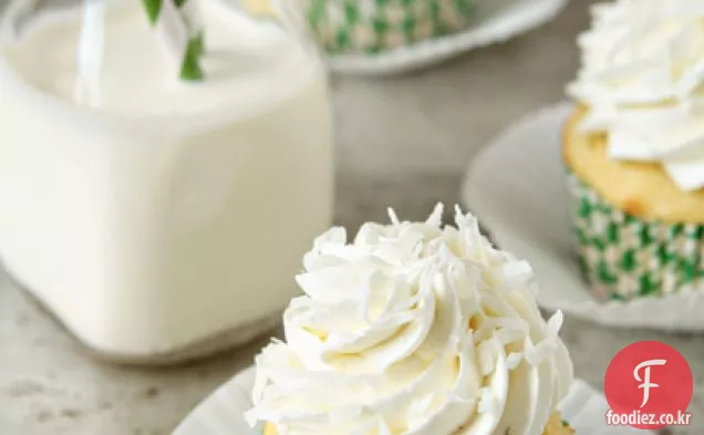 라임 버터 크림과 코코넛 컵 케이크