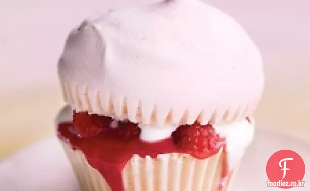 라즈베리 커드와 핑크 머랭 컵 케이크