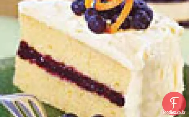 크림 치즈 설탕을 입힌 블루 베리와 오렌지 레이어 케이크