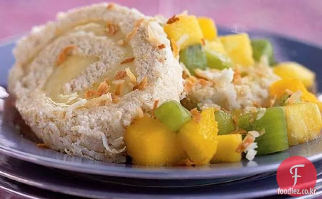 열대 과일 설탕에 절인 과일과 함께 구운 코코넛 케이크 롤