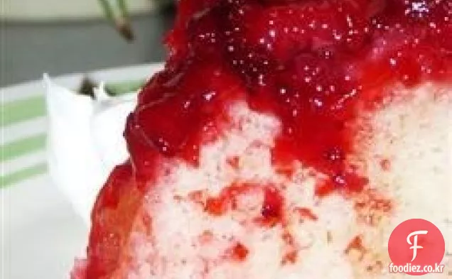 신선한 딸기 거꾸로 케이크