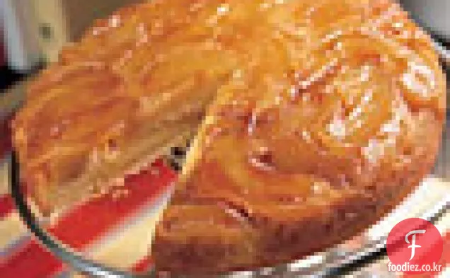 따뜻한 사과 옥수수 가루 거꾸로 케이크