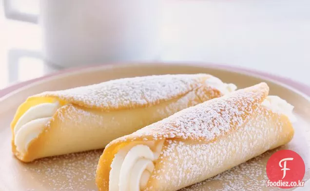 커피 크림을 곁들인 쿠키 카놀리
