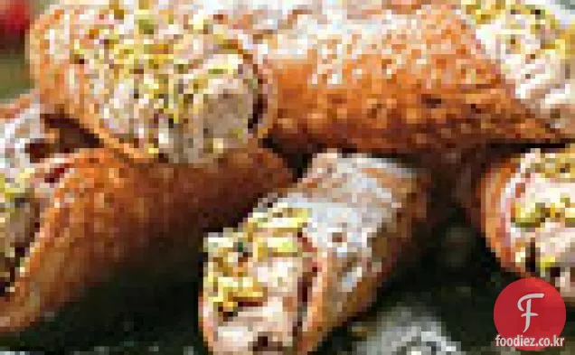 말린 체리와 생강 카놀리