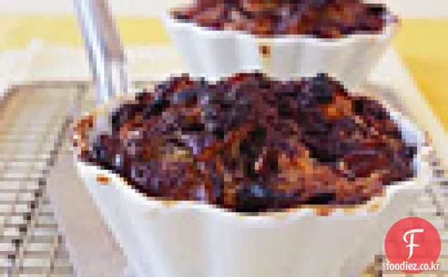 말린 버찌,쓴 것을 가진 개인적인 크로와상 빵 푸딩