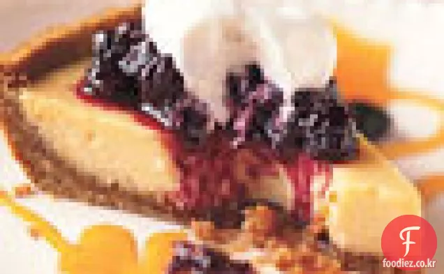 패션 프루트 쿨리스와 허클베리 설탕에 절인 과일을 곁들인 키 라임 파이
