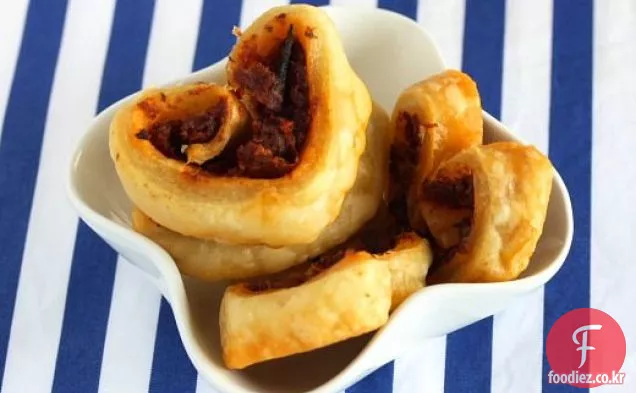 햇볕에 말린 토마토 페스토 팔미에